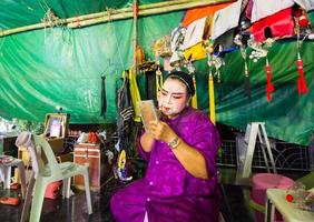 asien thailand - 28 augusti 2019 kinesisk operaskådespelerska. artister utgör backstage. asiatisk traditionell kulturkonst. foto