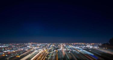 abstrakt lång exponering, experimentellt surrealistiskt foto, stads- och fordonsljus på natten foto