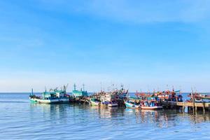 fiskebåtar vid piren, chonburi thailand foto