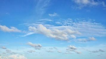 blå himmel med moln för bakgrund. foto