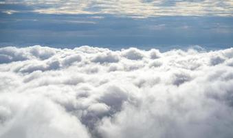 blå himmel abstrakt panoramautsikt bakgrund. kunde naturkoncept med kopieringsutrymme. textur och mönster tapet bakgrunder. foto