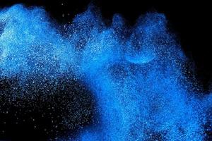 blå färg pulver explosion på svart bakgrund. foto