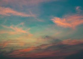 färgglad blå himmel bakgrund med orange moln, solnedgång i skymningen. natur abstrakt koncept. foto