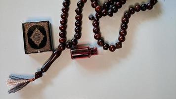 islamisk bakgrund av bön och tillbedjan utrustning. texten på bilden är på arabiska vilket betyder koranen. foto