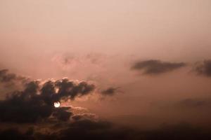 grå fluffiga moln på morgonhimlen med solljus foto