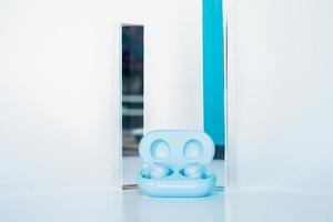 trådlösa blå öronsnäckor med prismabakgrund foto
