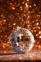 disco boll på rosa guld paljett bakgrund foto