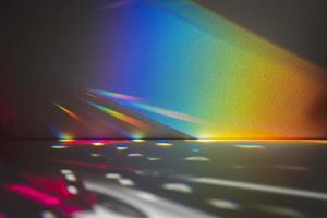 regnbågsbakgrund med discoljus för produkter och överlägg foto