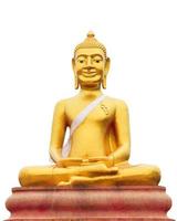 isolerade skott av gyllene staty av Buddha sitta på korsande ben med öppna ögon, thailand foto
