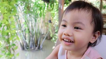 3 år gammal asiatisk thailändsk liten flicka som sitter vid kanalen. foto