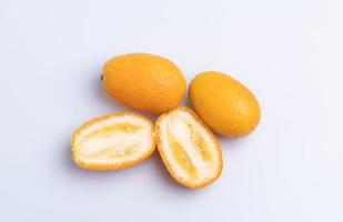 kumquat isolerad på en vit bakgrund. foto