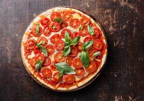 italiensk pizza med körsbärstomater foto