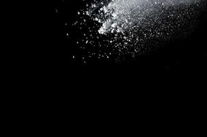 vitt pulver explosion isolerad på svart background.white damm partikel stänk. foto
