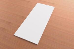 blank tri-fold broschyr på träbakgrund foto