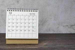 december 2022 vit kalender på trä skrivbord. kopieringsutrymme. foto