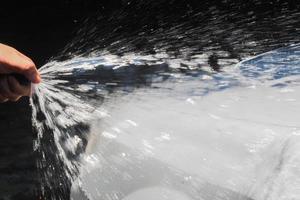 abstrakt bakgrund av vatten sprutas för att tvätta bilen foto