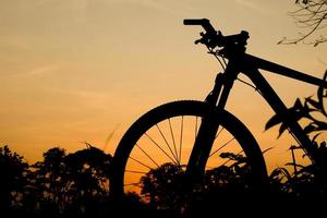 siluett av en mountainbike på kvällen. fitness- och äventyrsidéer foto