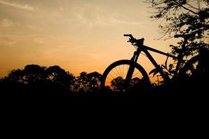 siluett av en mountainbike på kvällen. fitness- och äventyrsidéer foto