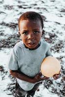 porträtt av en ung afrikansk pojke i Zanzibar foto