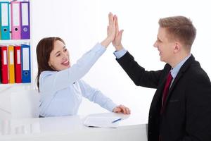 affärskvinna och affärsman ger high-five för bra jobb på kontor bakgrund. banner affärsidé. kopieringsutrymme foto