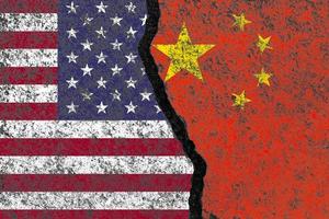 Kinas flagga och USA:s flagga tryckskärm på sprickväggen för affärskonkurrens och militär krigskonflikt mellan båda länderna. foto