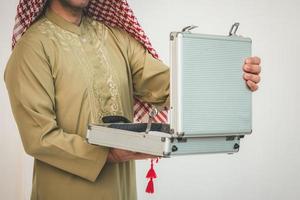 arabisk affärsman öppnar resväska foto