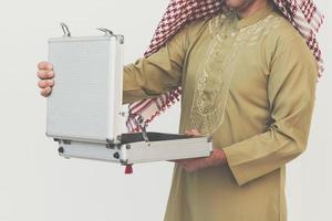 arabisk affärsman öppnar resväska foto