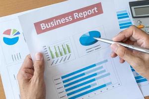 affärsman arbetar datadokument affärsrapport. forskningsutveckling planering ledningskoncept foto