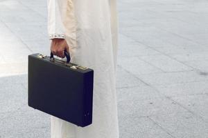 arabisk affärsman håller väska framgångsrik, bra känsla foto