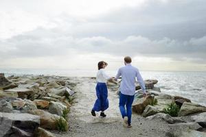 ett älskande par, man och kvinna som njuter av sommarlovet på en tropisk paradisstrand med klart havsvatten och natursköna foto