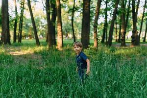 en pojke springer ensam bland det höga gräset foto