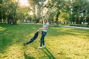 mamma leker i parken med sin son foto