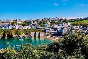 den vackra fiskebyn port isaac har blivit en stor turistattraktion efter att ha varit med i itv-serien "doc martin" där den är känd som portwenn foto