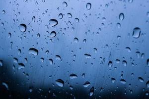 regndroppar på vindrutan. foto