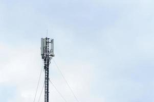torn med mobiloperatörsantenner på bakgrunden av himlen foto