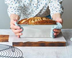 bananbröd i brödform. tårta med banan, traditionell amerikansk mat foto