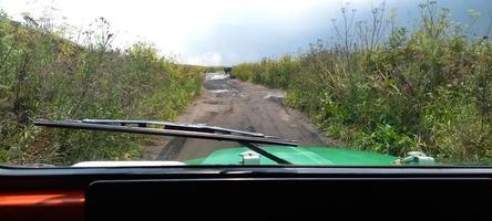 melihat keindahan padang rumput di atas mobil hartop foto