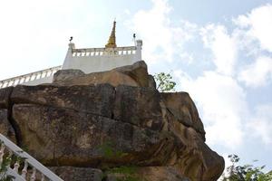 thailand pagoda på klippan. foto