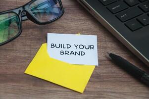 bygg din varumärkestext på en liten bit papper i ett kuvert med bakgrund för kontorskoncept. foto