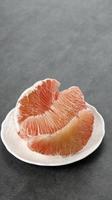 pomelo frukt på tallrik. grapefrukt, jeruk bali eller bali pomelo frukt. foto