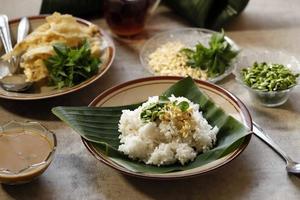 nasi sambal tumpang med peyek, traditionell maträtt från kediri, east java. foto