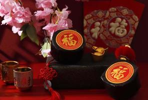 kue keranjang eller nian gao, populär tårta för kinesisk nyårsfestival med rött koncept. foto