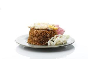 nasi goreng rendang. indonesiskt stekt ris med nötkött rendang och solig sida ägg foto