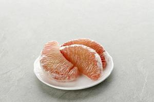 pomelo frukt på tallrik. grapefrukt, jeruk bali eller bali pomelo frukt. stora apelsiner i Indonesien är kända som bali-apelsiner eller jeruk bali. foto