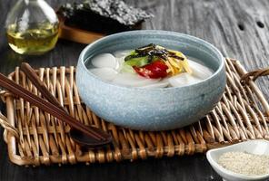 tteokguk eller skivad riskakasoppa, traditionell koreansk maträtt som äts under firandet av det koreanska nyåret foto