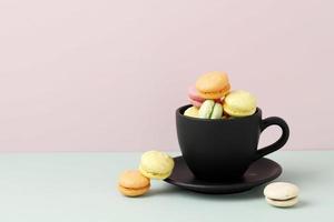 mini macaroon på svart kopp, kopieringsutrymme foto