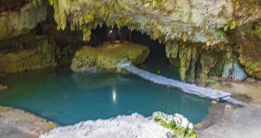 fantastiskt blått turkost vatten och kalkstensgrotta sjunkhål cenote mexico. foto