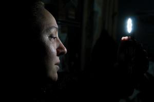 Buenos Aires, Argentina. 2020-kvinna pratar med familj i karantän foto