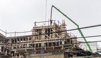 Buenos Aires, Argentina. 2019. byggnadsarbetare som lossar cement foto