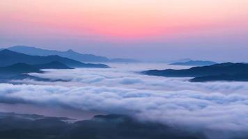 högt berg i dimma och moln, dimmigt landskap i bergen. foto